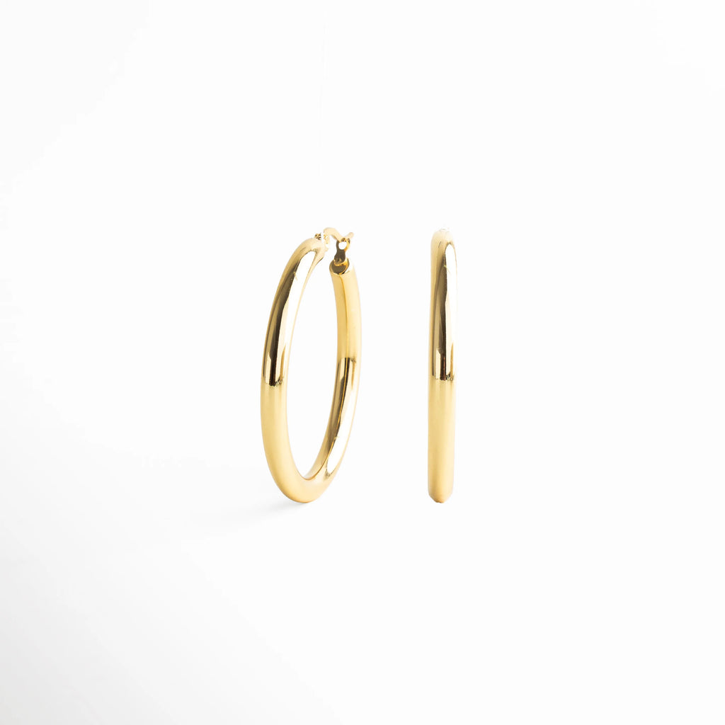 aretes aro dorado grande, vista lateral y frontal combinada, aro ancho, aretes circulares dorados luminosos, estilo minimal chic