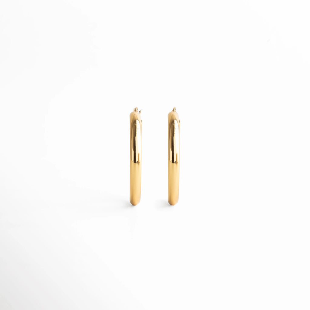 aretes aro dorado grande, vista frontal, aro grande pulido espejo, aretes circulares dorados elegantes, accesorios básicos premium