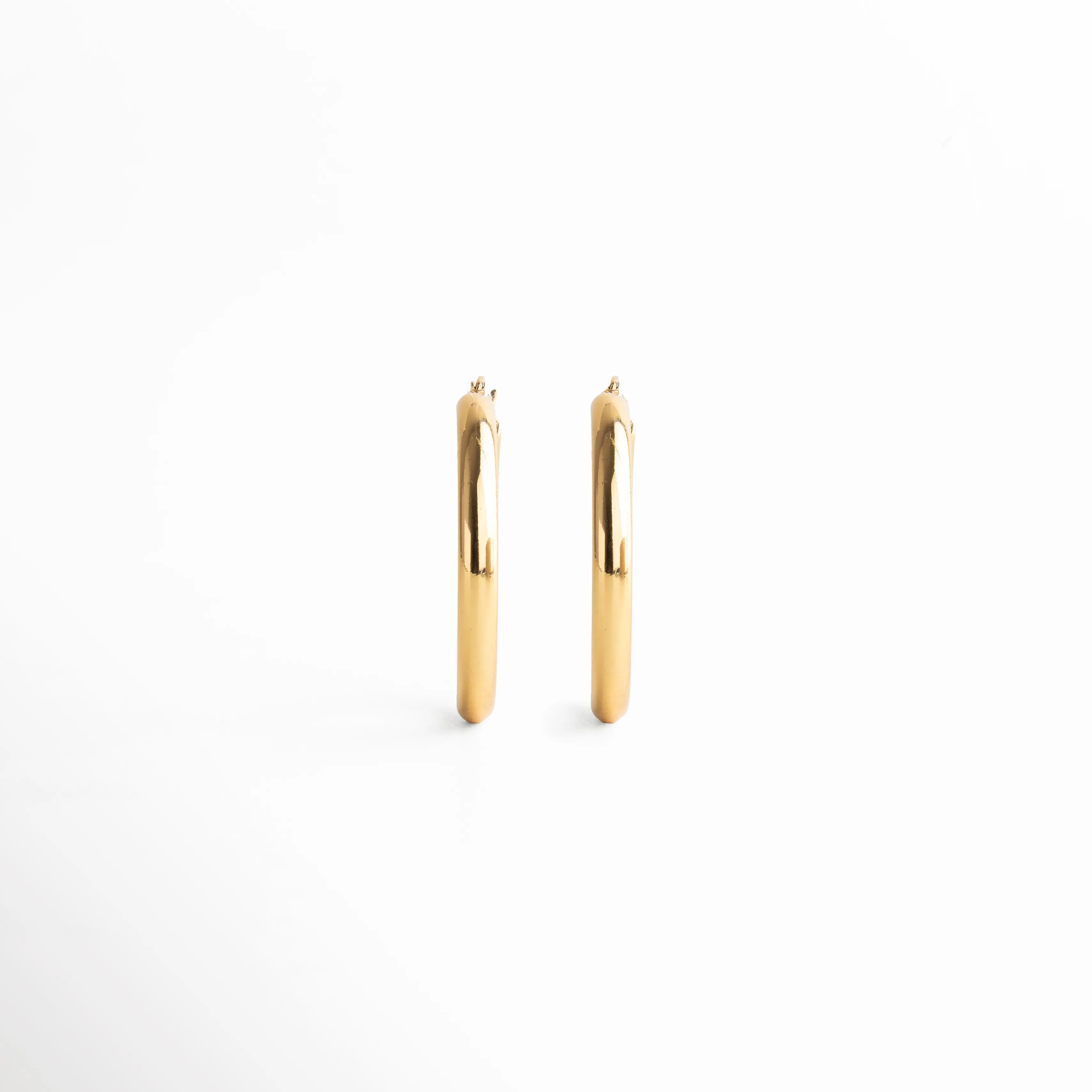 aretes aro dorado grande, vista frontal, aro grande pulido espejo, aretes circulares dorados elegantes, accesorios básicos premium