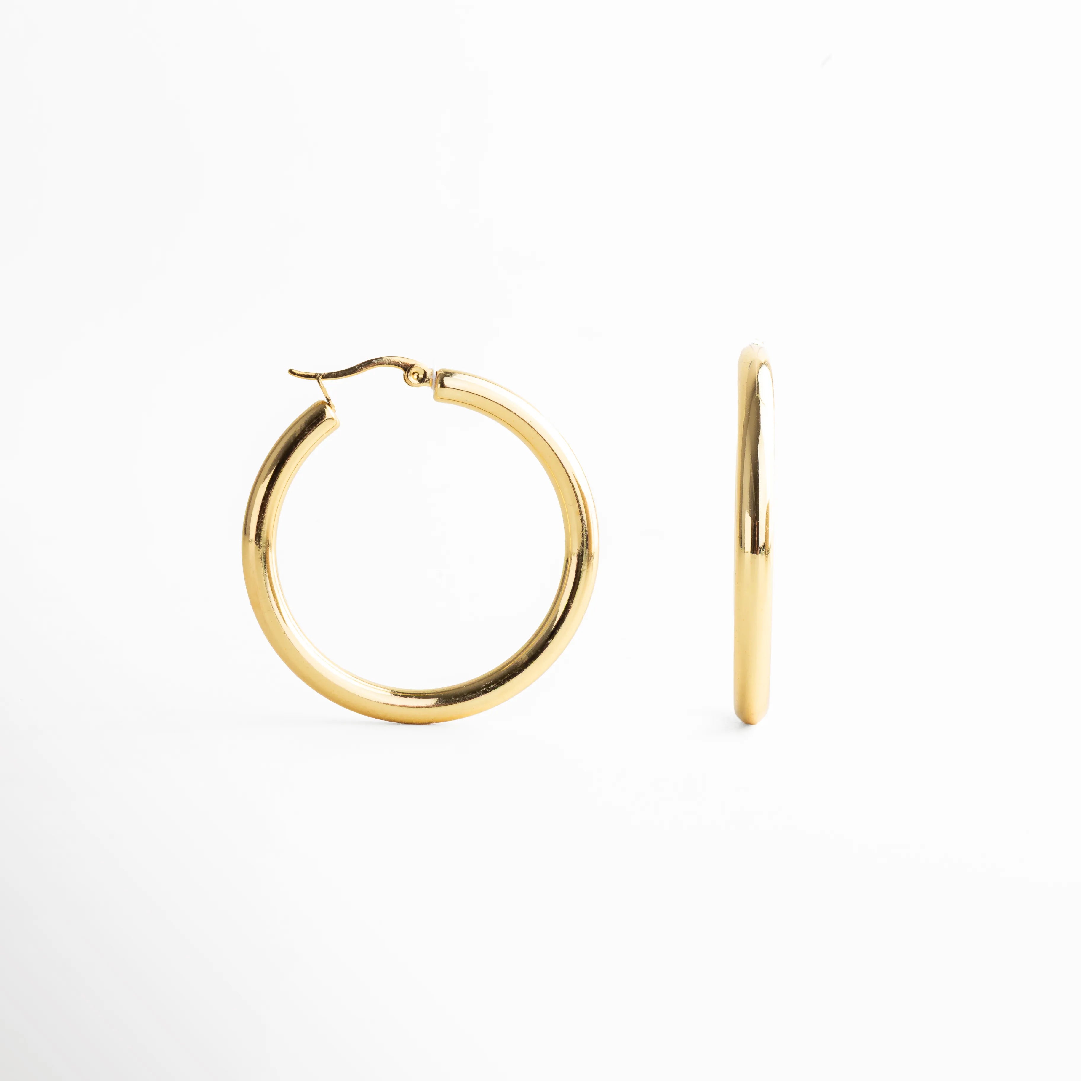 aretes aro dorado grande, vista frontal, aro ancho, aro clásico pulido brillante, aretes básicos dorados statement, aretes circulares elegantes