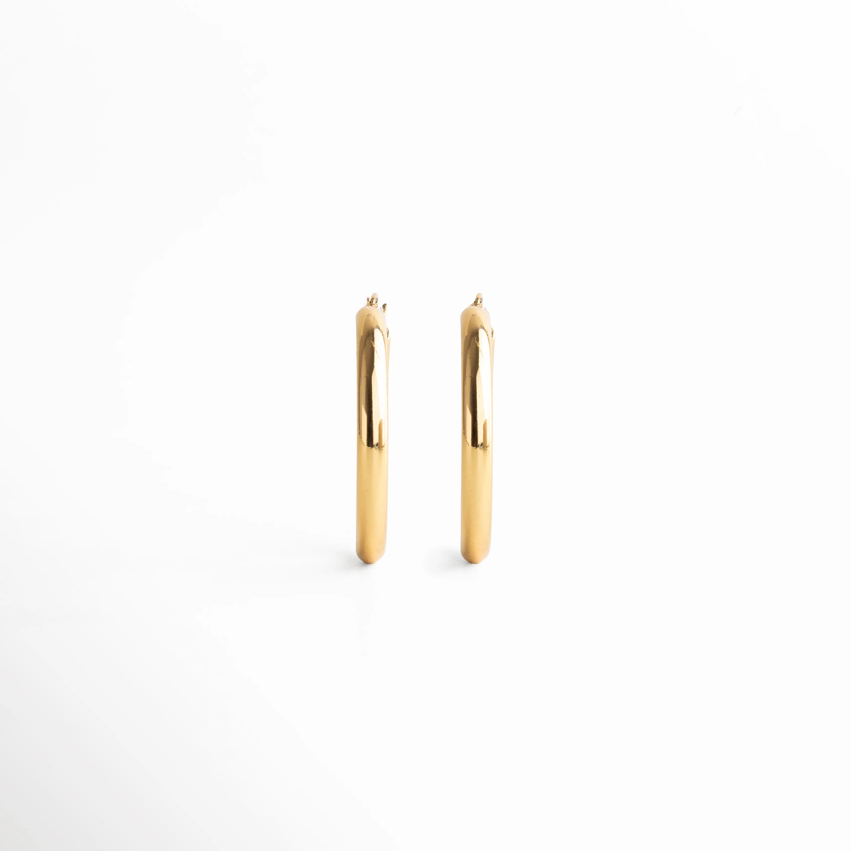 aretes argolla dorados medianos, perfil lateral, cierre tipo broche, acabado espejo pulido