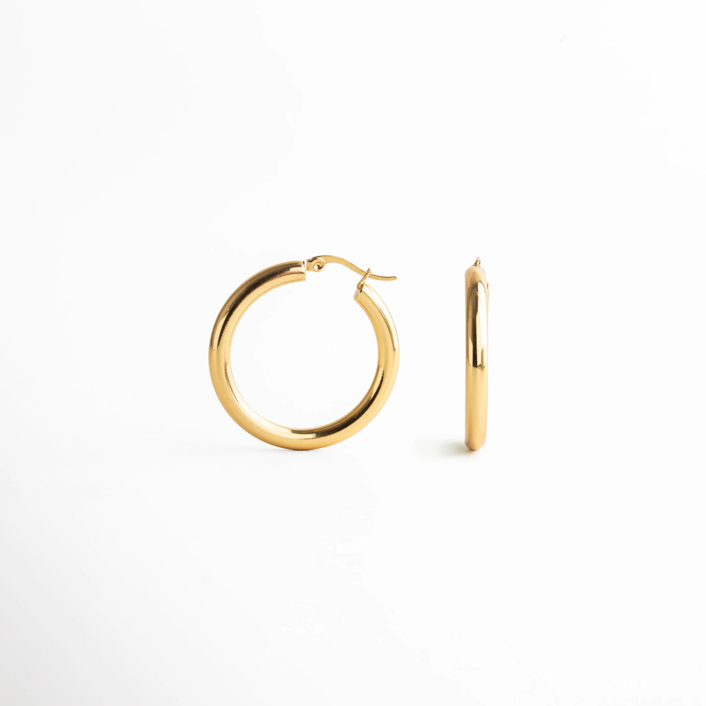 aretes argolla dorados medianos, lisos, pulido brillante, aro clásico elegante