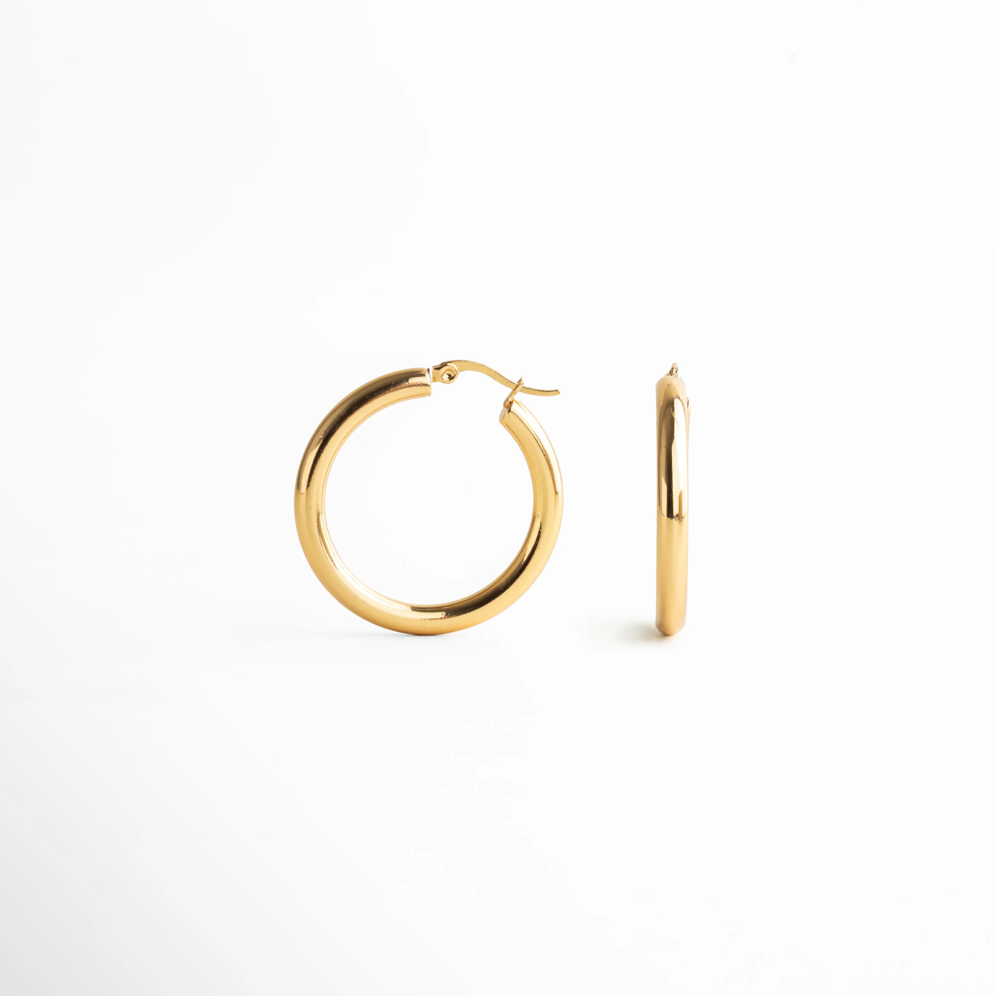 aretes argolla dorados medianos, lisos, pulido brillante, aro clásico elegante
