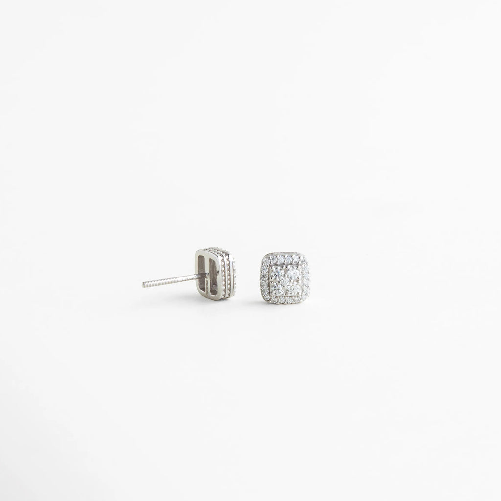 Aretes pequeños plateados con perfil delgado y cómodo, Studs plateados delicados con estructura compacta, Aretes plateados minimalistas con montaje bajo, Aretes pequeños ideales para llevar todo el día, Studs plateados elegantes con acabado pulido, Aretes discretos plateados con ajuste cómodo