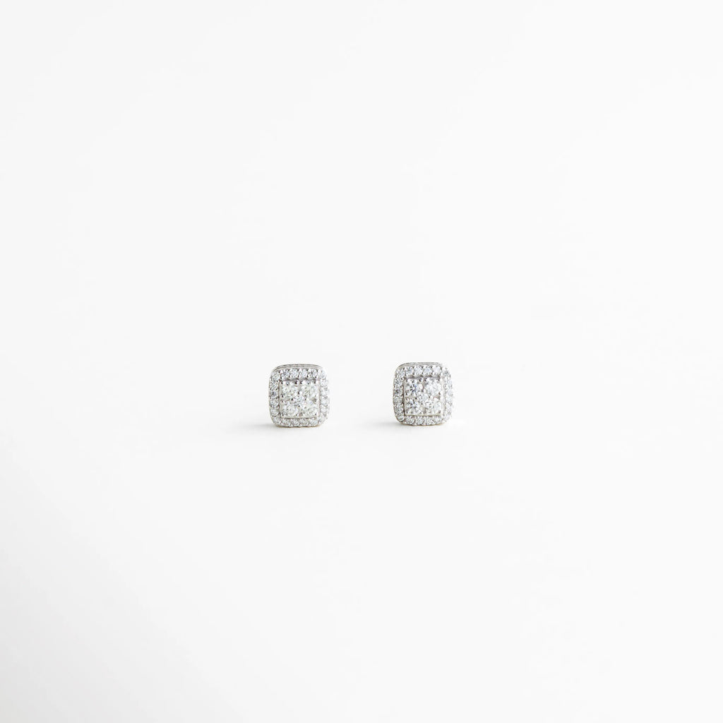 Aretes pequeños plateados con diseño cuadrado y zirconias brillantes, Studs delicados plateados con brillo sutil y elegante, Aretes minimalistas plateados ideales para uso diario, Aretes pequeños con zirconias estilo clásico moderno, Aretes plateados discretos para look sofisticado, Studs elegantes plateados con acabado luminoso