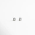 Aretes pequeños plateados con diseño cuadrado y zirconias brillantes, Studs delicados plateados con brillo sutil y elegante, Aretes minimalistas plateados ideales para uso diario, Aretes pequeños con zirconias estilo clásico moderno, Aretes plateados discretos para look sofisticado, Studs elegantes plateados con acabado luminoso