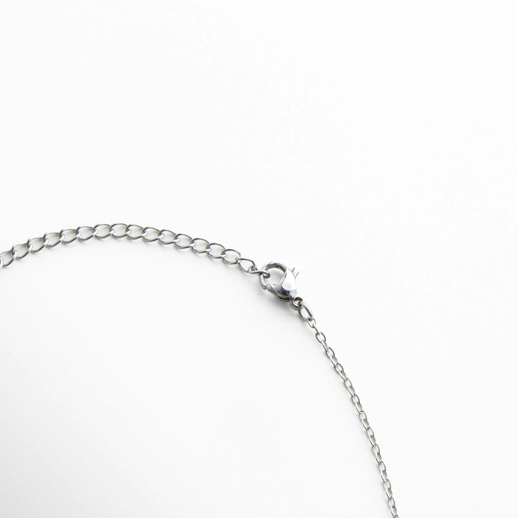 Detalle de cadena de collar con broche ajustable en baño de oro blanco 14K, Cierre de collar con cadena extensible de 21.5 + 5 cm, Collar con extensión ajustable y acabado elegante en oro blanco, Detalle de broche metálico en collar fino con diseño delicado, Cadena de collar con extensión y cierre seguro, acabado brillante