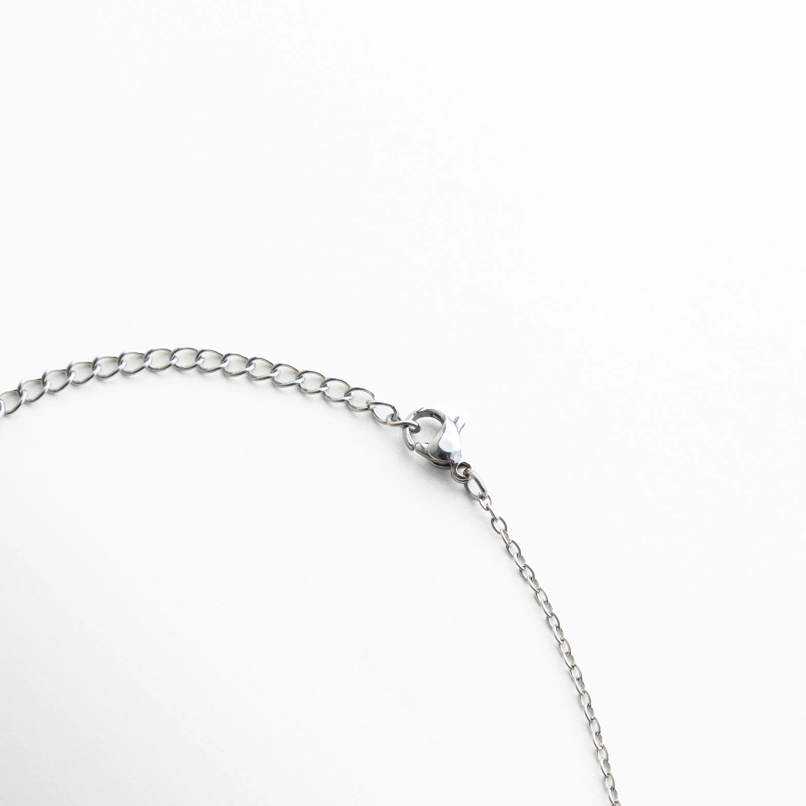 Detalle de cadena de collar con broche ajustable en baño de oro blanco 14K, Cierre de collar con cadena extensible de 21.5 + 5 cm, Collar con extensión ajustable y acabado elegante en oro blanco, Detalle de broche metálico en collar fino con diseño delicado, Cadena de collar con extensión y cierre seguro, acabado brillante