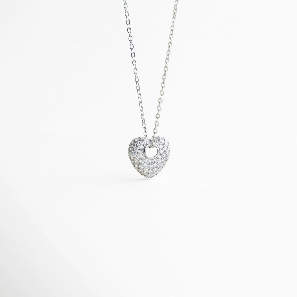 Collar con dije de corazón con zirconias y baño en oro blanco 14K, diseño elegante y femenino, Collar de cobre con dije de corazón brillante, incrustaciones de zirconias engastadas, Collar delicado con corazón de zirconias, acabado en oro blanco 14K, Collar elegante para mujer con dije en forma de corazón y piedras brillantes, Collar minimalista con dije de corazón de zirconias, estilo sofisticado