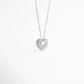 Collar con dije de corazón con zirconias y baño en oro blanco 14K, diseño elegante y femenino, Collar de cobre con dije de corazón brillante, incrustaciones de zirconias engastadas, Collar delicado con corazón de zirconias, acabado en oro blanco 14K, Collar elegante para mujer con dije en forma de corazón y piedras brillantes, Collar minimalista con dije de corazón de zirconias, estilo sofisticado