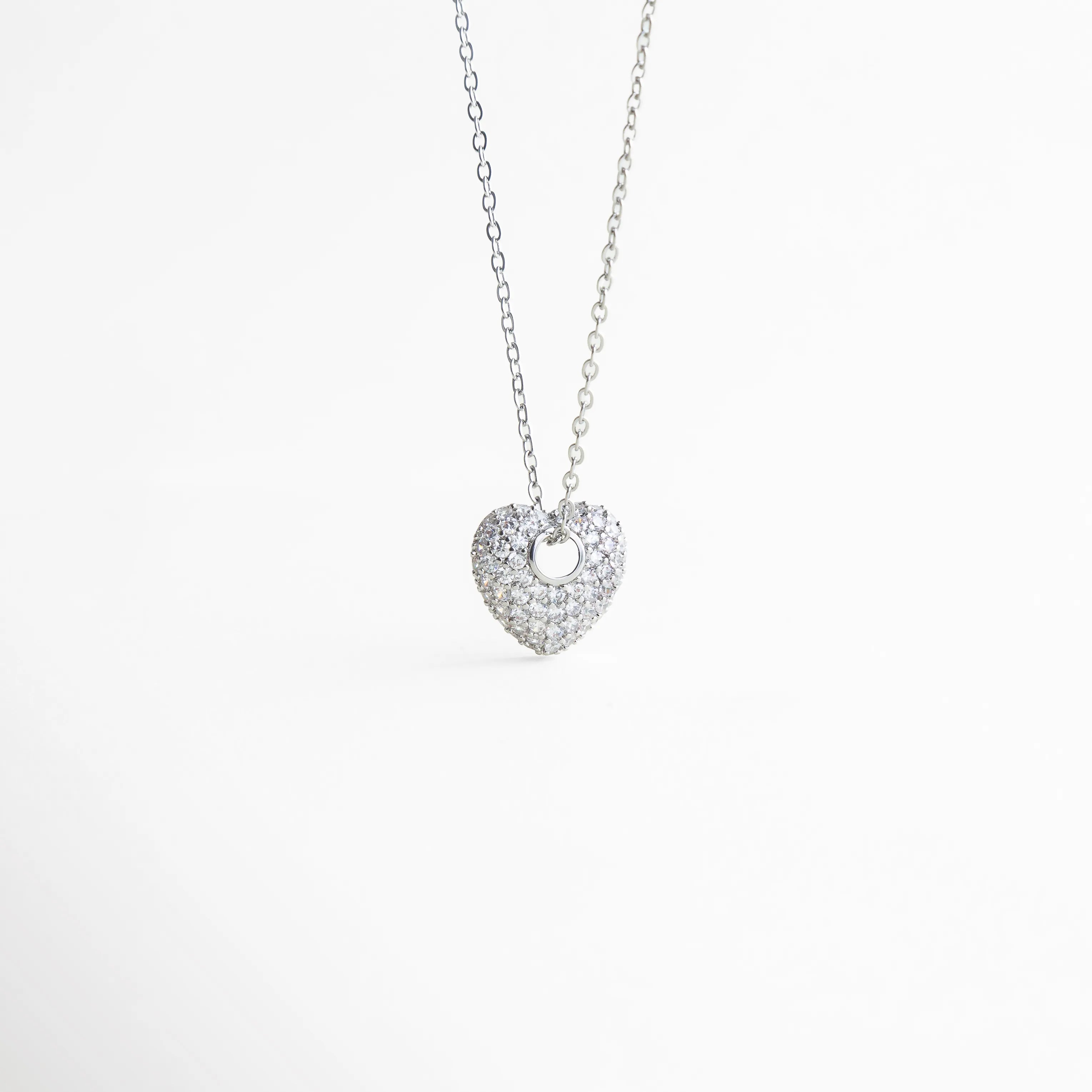 Collar con dije de corazón con zirconias y baño en oro blanco 14K, diseño elegante y femenino, Collar de cobre con dije de corazón brillante, incrustaciones de zirconias engastadas, Collar delicado con corazón de zirconias, acabado en oro blanco 14K, Collar elegante para mujer con dije en forma de corazón y piedras brillantes, Collar minimalista con dije de corazón de zirconias, estilo sofisticado