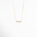 Collar de Plata 925 con baño de oro 18K y dije de flores con circonias brillantes, Gargantilla dorada fina con colgante de cristales en forma de racimo floral, Vista frontal de collar minimalista en oro con incrustaciones de circonia transparente, Joyería de plata ley 925: collar con dije de 1.5 cm decorado con piedras brillantes, Collar elegante con cadena delgada y motivo floral de circonias para mujer.