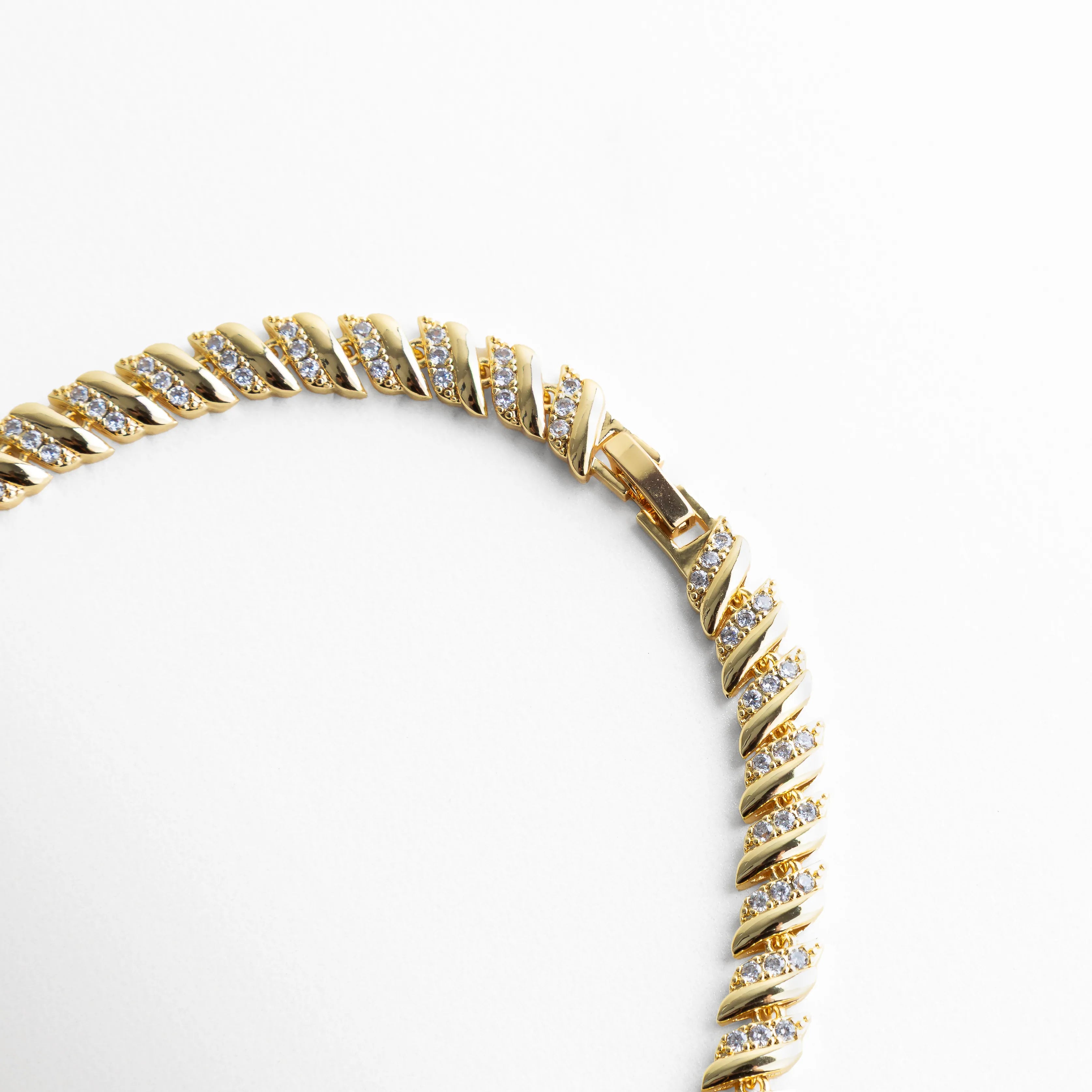 Cierre de collar Brock dorado con broche seguro y acabado en oro 18K, Detalle del cierre de collar con zirconias CZ y cadena ajustable, Broche metálico de collar dorado con diseño funcional, Vista cercana del sistema de cierre en collar elegante, Cierre de collar con acabado brillante y estructura resistente