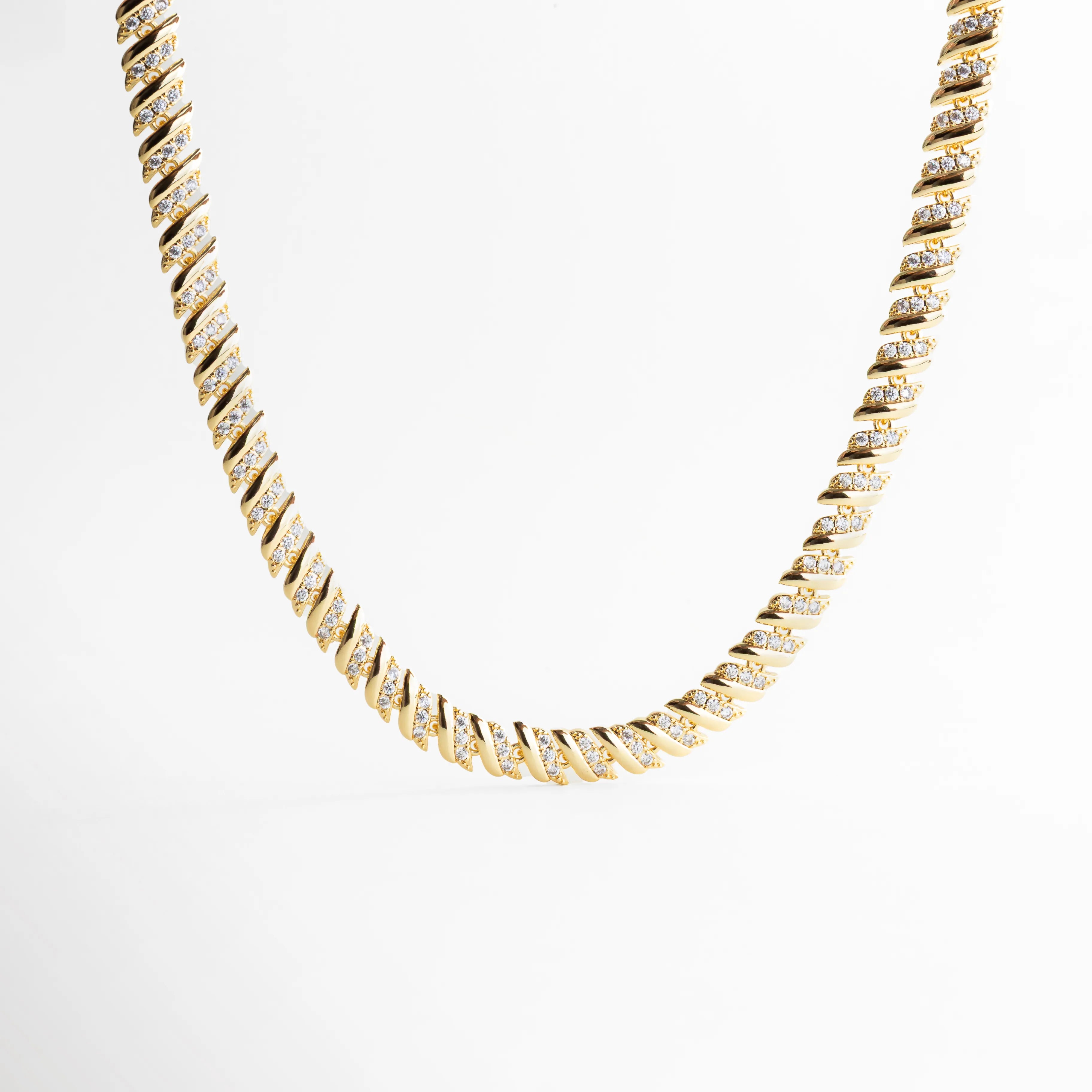 Collar Brock dorado con zirconias CZ y diseño elegante, Collar de cobre con baño en oro 18K y brillo sofisticado, Collar completo con zirconias y acabado dorado refinado, Collar elegante dorado con diseño moderno, Collar femenino con zirconias y estilo atemporal