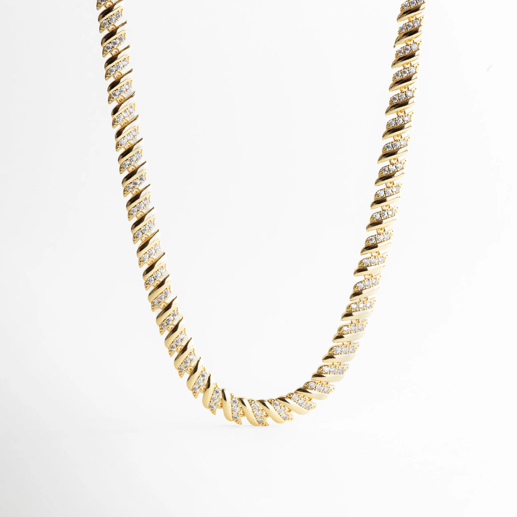 Collar dorado extendido con zirconias CZ y diseño fino, Vista completa del collar mostrando su longitud de 40 cm, Collar Brock colgante con acabado brillante, Collar elegante con caída uniforme y zirconias, Diseño extendido de collar con acabado dorado