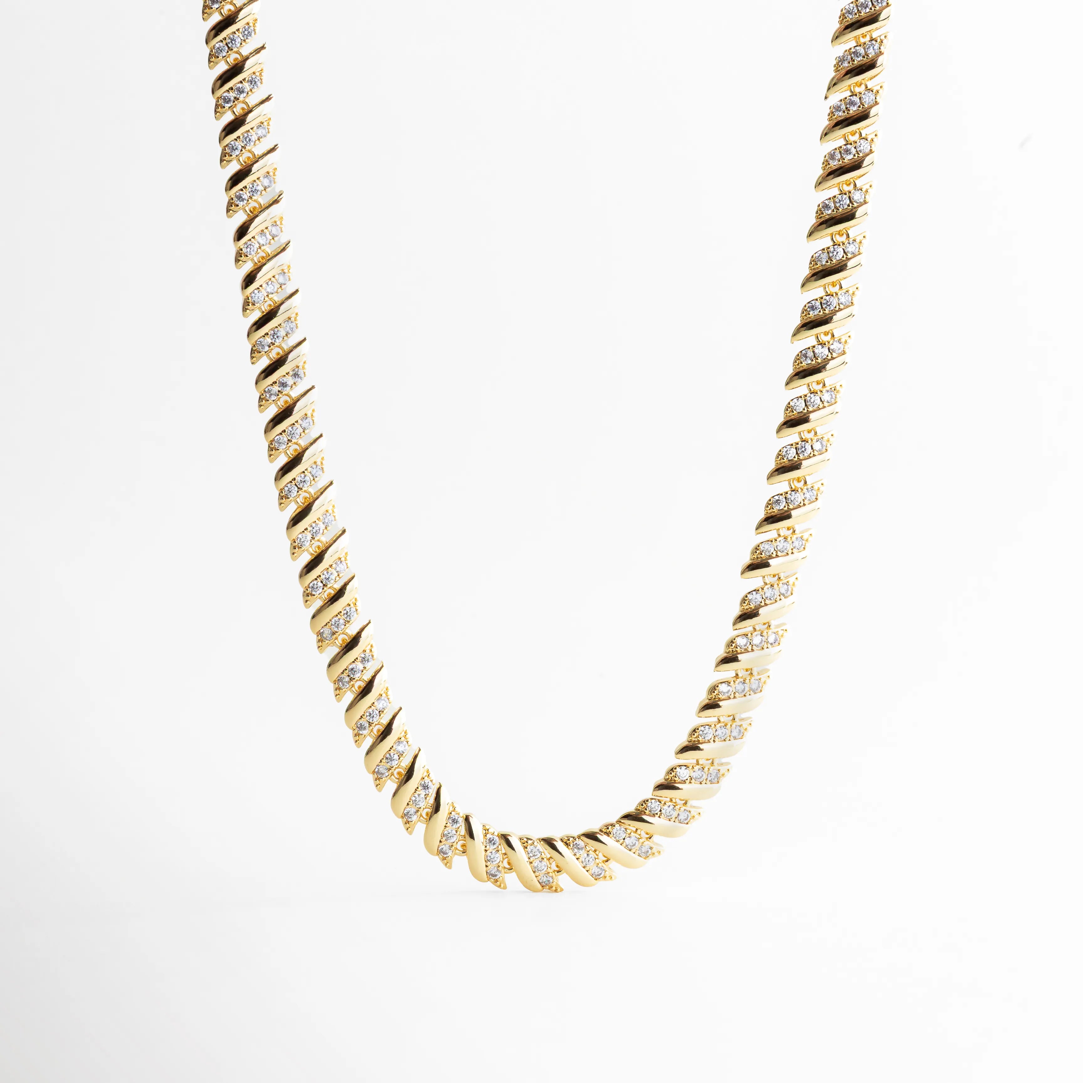 Collar dorado extendido con zirconias CZ y diseño fino, Vista completa del collar mostrando su longitud de 40 cm, Collar Brock colgante con acabado brillante, Collar elegante con caída uniforme y zirconias, Diseño extendido de collar con acabado dorado