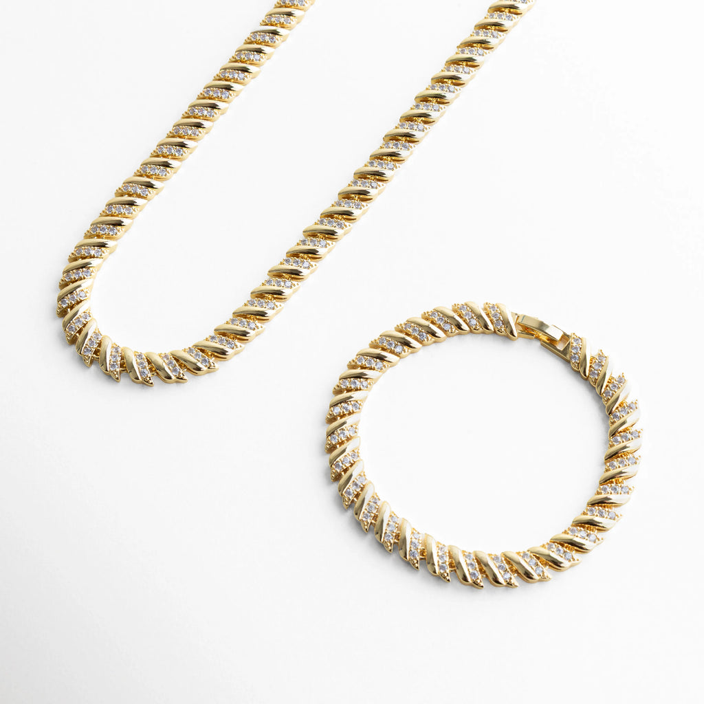 Collar Brock combinado con pulsera dorada con zirconias CZ, Set de collar y pulsera dorados con acabado elegante, Conjunto de joyería dorada con zirconias brillantes, Collar y pulsera a juego con diseño sofisticado, Set femenino de collar y pulsera con estilo moderno y brillante