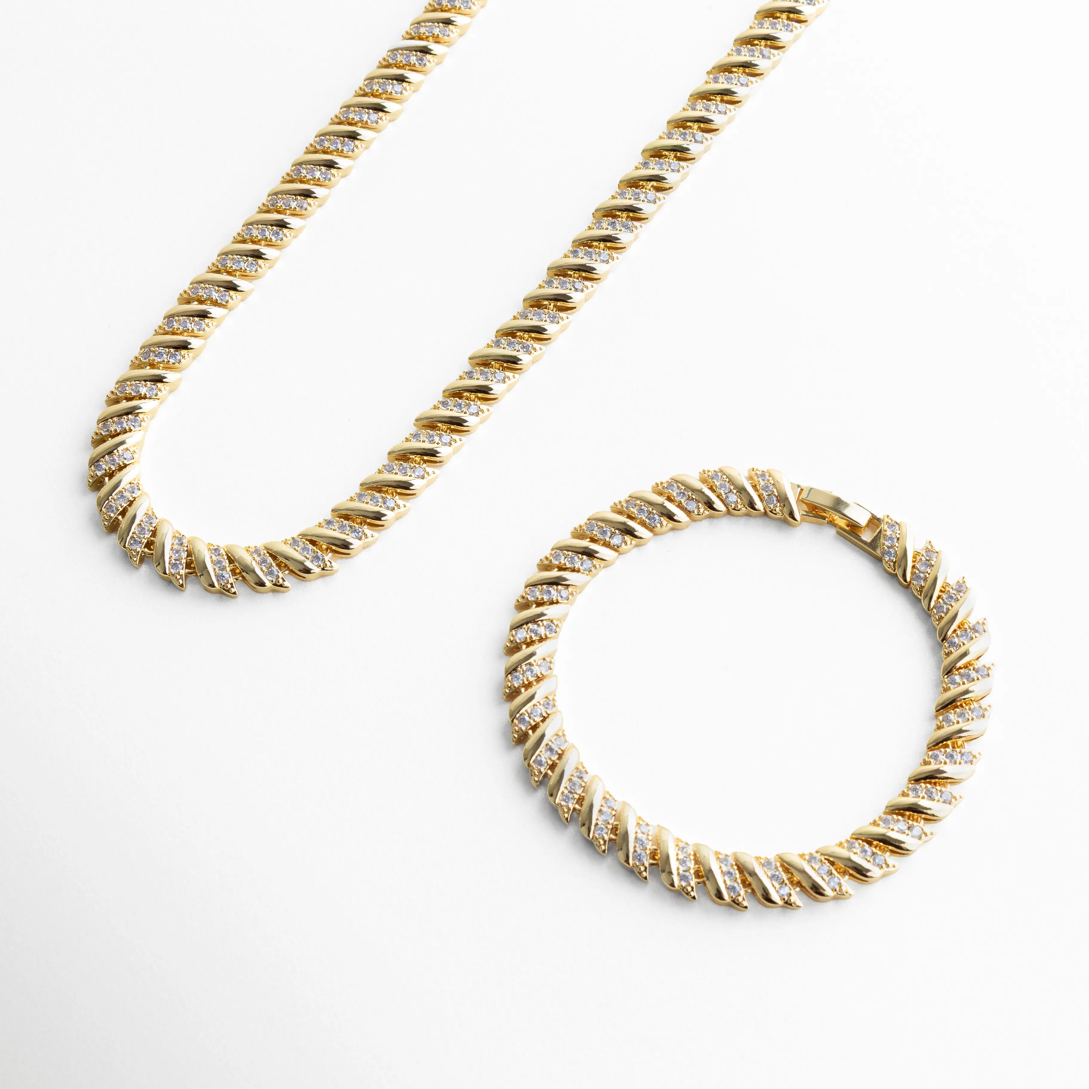 Collar Brock combinado con pulsera dorada con zirconias CZ, Set de collar y pulsera dorados con acabado elegante, Conjunto de joyería dorada con zirconias brillantes, Collar y pulsera a juego con diseño sofisticado, Set femenino de collar y pulsera con estilo moderno y brillante