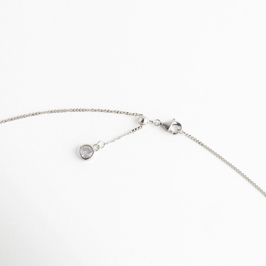 Cierre de langosta en collar de Plata Ley 925 con extensión ajustable, Detalle del broche de seguridad y terminal con pequeña zirconia en plata, Vista del sistema de ajuste para collar de plata con acabado enchapado, Broche de cadena fina de plata ley 925 resaltando la calidad del metal, Mecanismo de cierre ajustable con detalle de piedra zirconia colgante.