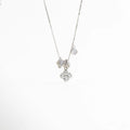 Vista completa de collar de Plata Ley 925 con caída de dijes en cascada, Collar elegante de plata con dije de trébol y elementos circulares brillantes, Composición vertical de gargantilla de plata con zirconias para mujer, Collar de diseño contemporáneo con múltiples dijes de plata y brillo cristalino, Joya de plata ley 925 minimalista con colgantes móviles de zirconias.