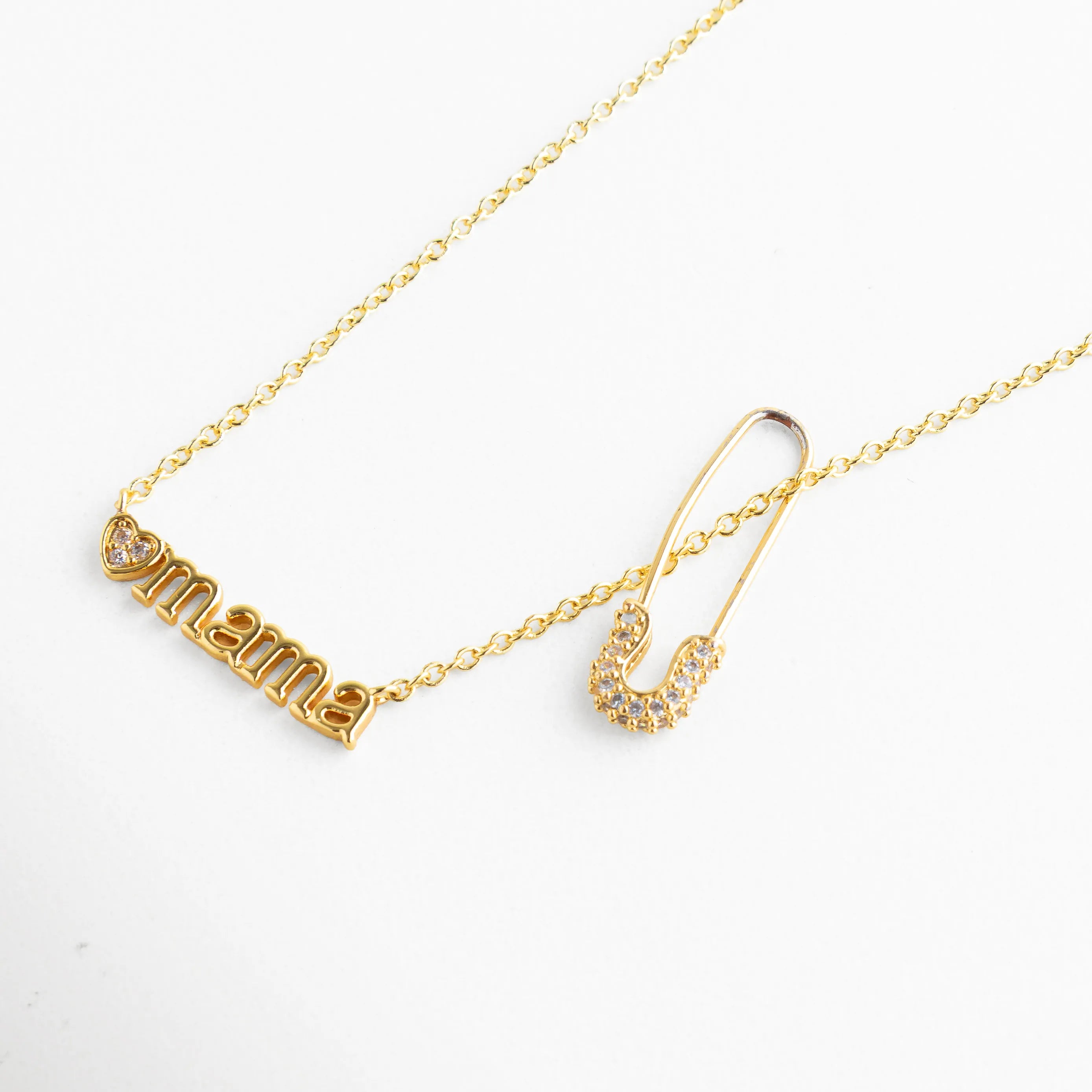 detalle de dije en forma de clip en collar mamá
dije tipo clip en collar plateado minimalista
diseño moderno de clip en collar para mamá
detalle de dije pequeño tipo clip elegante
collar con dije de clip metálico moderno