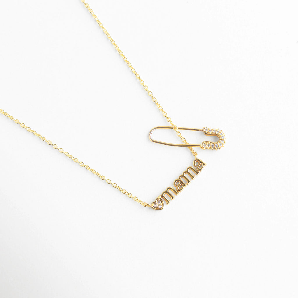detalle de dije en forma de clip en collar mamá
dije tipo clip en collar plateado minimalista
diseño moderno de clip en collar para mamá
detalle de dije pequeño tipo clip elegante
collar con dije de clip metálico moderno