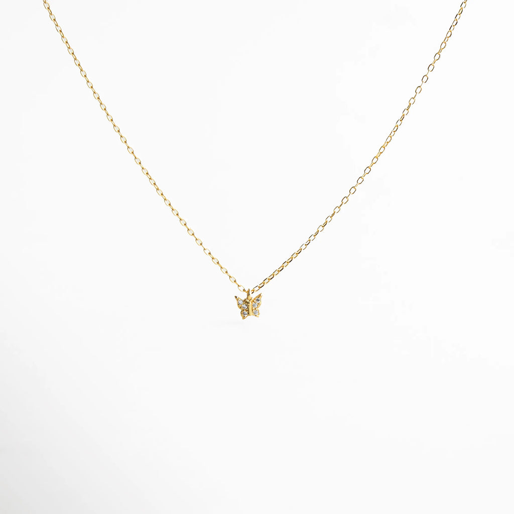 Collar dorado con cadena fina y mariposa central con destellos luminosos, un accesorio versátil y femenino para cualquier ocasión.