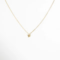 Collar dorado con cadena fina y mariposa central con destellos luminosos, un accesorio versátil y femenino para cualquier ocasión.