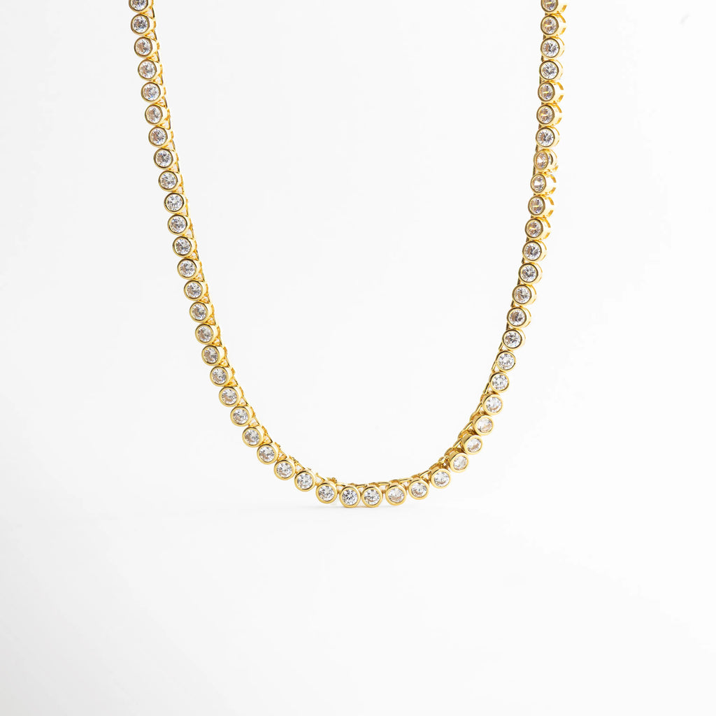 Collar dorado en forma de U con zirconias brillantes, Vista colgada de collar con diseño delicado y elegante, Collar Golden Rodas con caída natural y piedras brillantes, Collar fino dorado con zirconias en forma de U, Collar elegante con caída suave y brillo continuo