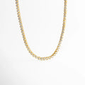 Collar dorado en forma de U con zirconias brillantes, Vista colgada de collar con diseño delicado y elegante, Collar Golden Rodas con caída natural y piedras brillantes, Collar fino dorado con zirconias en forma de U, Collar elegante con caída suave y brillo continuo