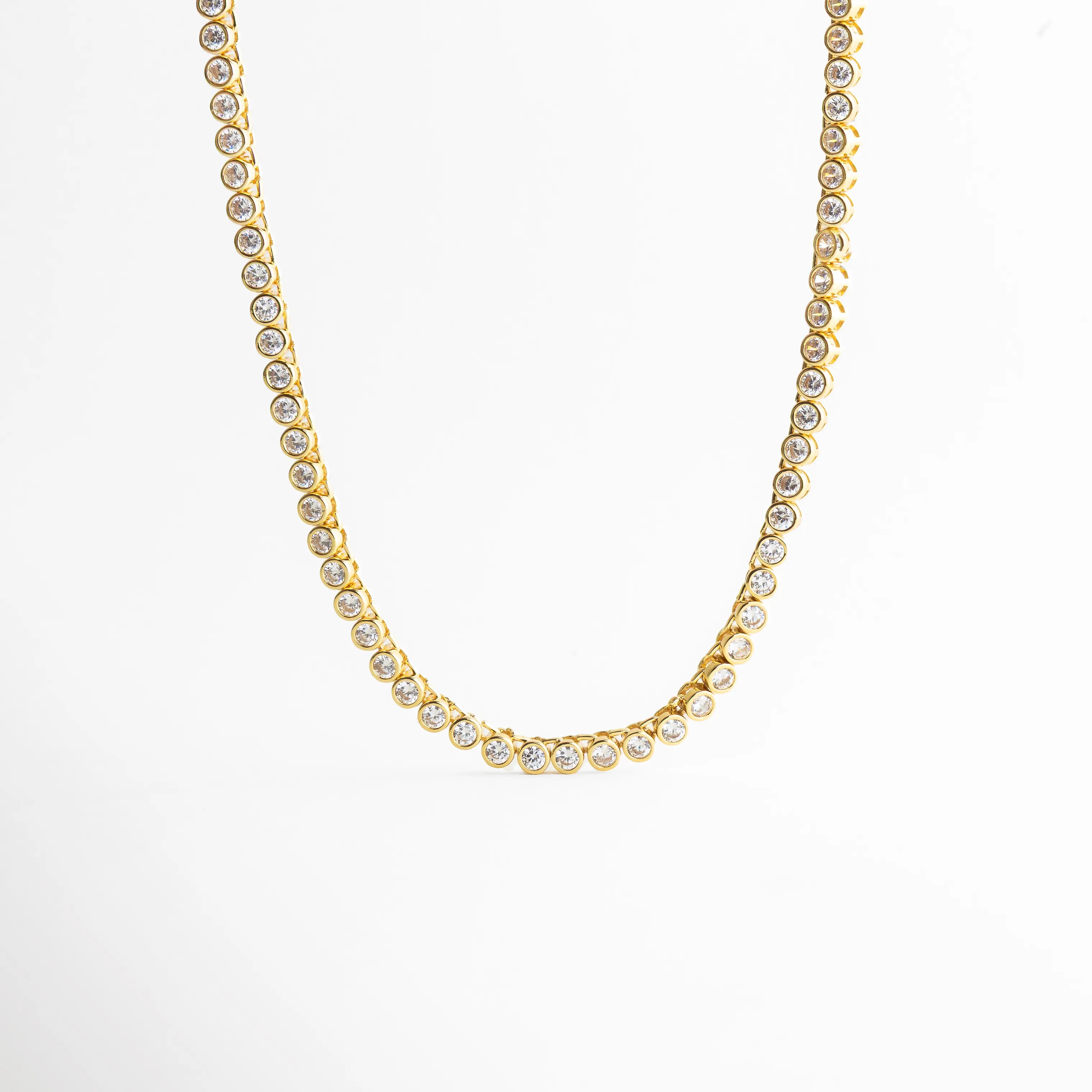 Collar dorado en forma de U con zirconias brillantes, Vista colgada de collar con diseño delicado y elegante, Collar Golden Rodas con caída natural y piedras brillantes, Collar fino dorado con zirconias en forma de U, Collar elegante con caída suave y brillo continuo
