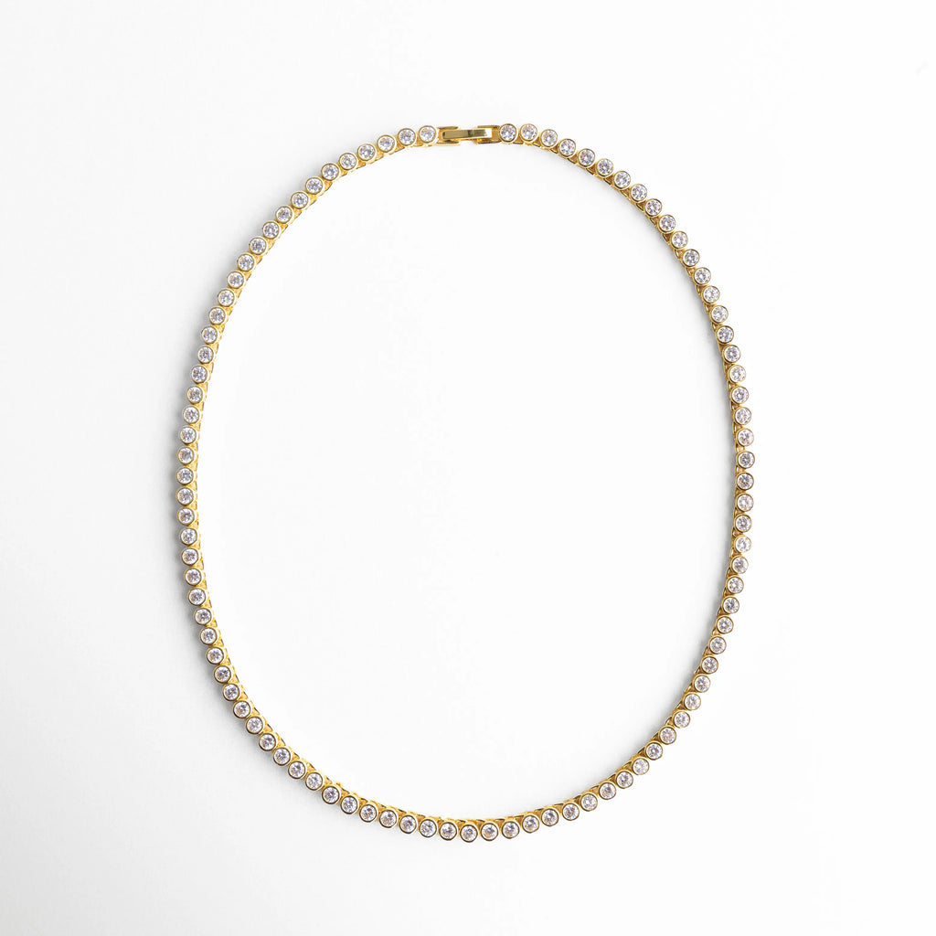 Collar dorado en forma ovalada con zirconias brillantes, Vista completa de collar con diseño continuo de piedras, Collar elegante en forma cerrada con acabado en oro 18K, Collar tipo cadena con zirconias y forma ovalada, Collar sofisticado con incrustaciones brillantes y diseño uniforme
