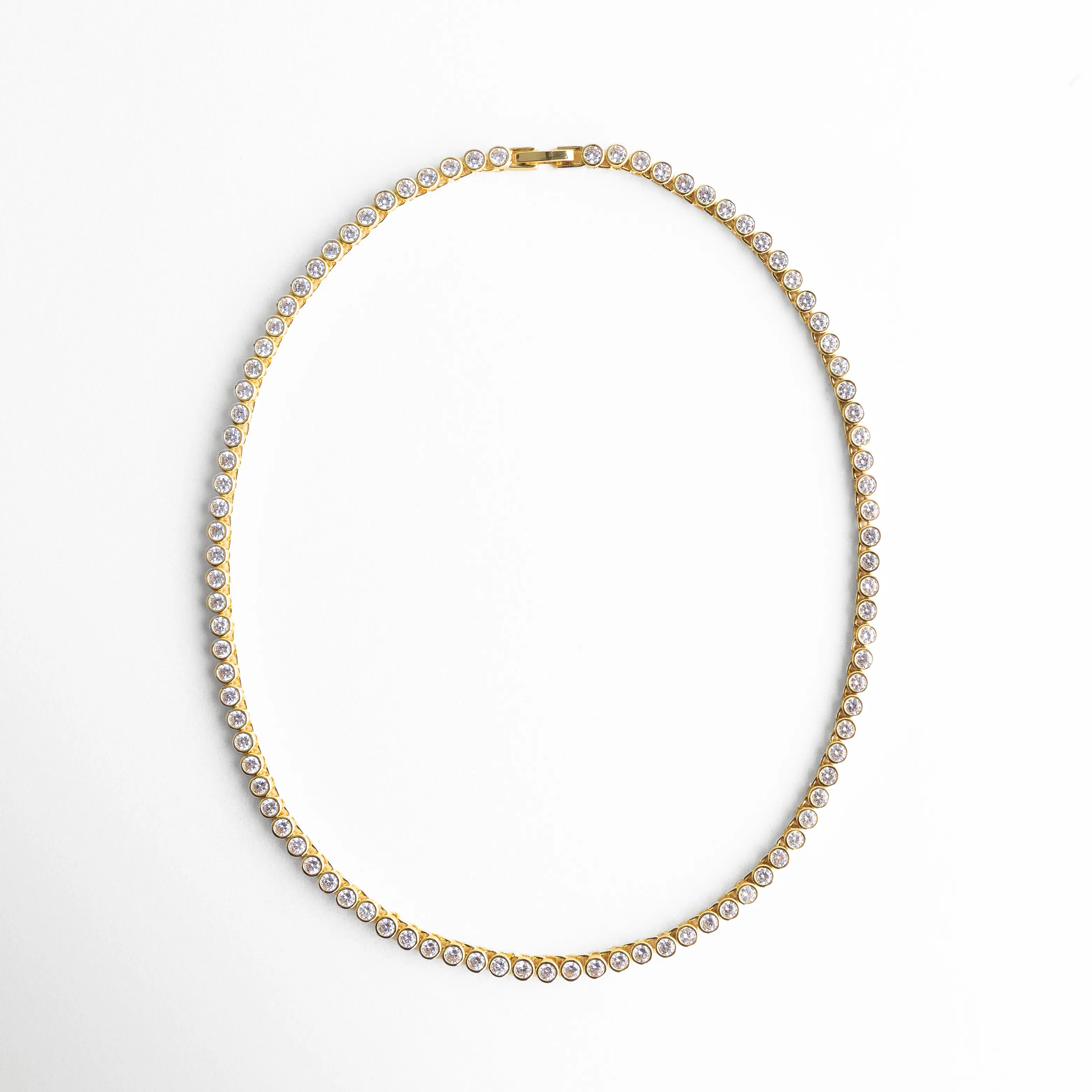 Collar dorado en forma ovalada con zirconias brillantes, Vista completa de collar con diseño continuo de piedras, Collar elegante en forma cerrada con acabado en oro 18K, Collar tipo cadena con zirconias y forma ovalada, Collar sofisticado con incrustaciones brillantes y diseño uniforme