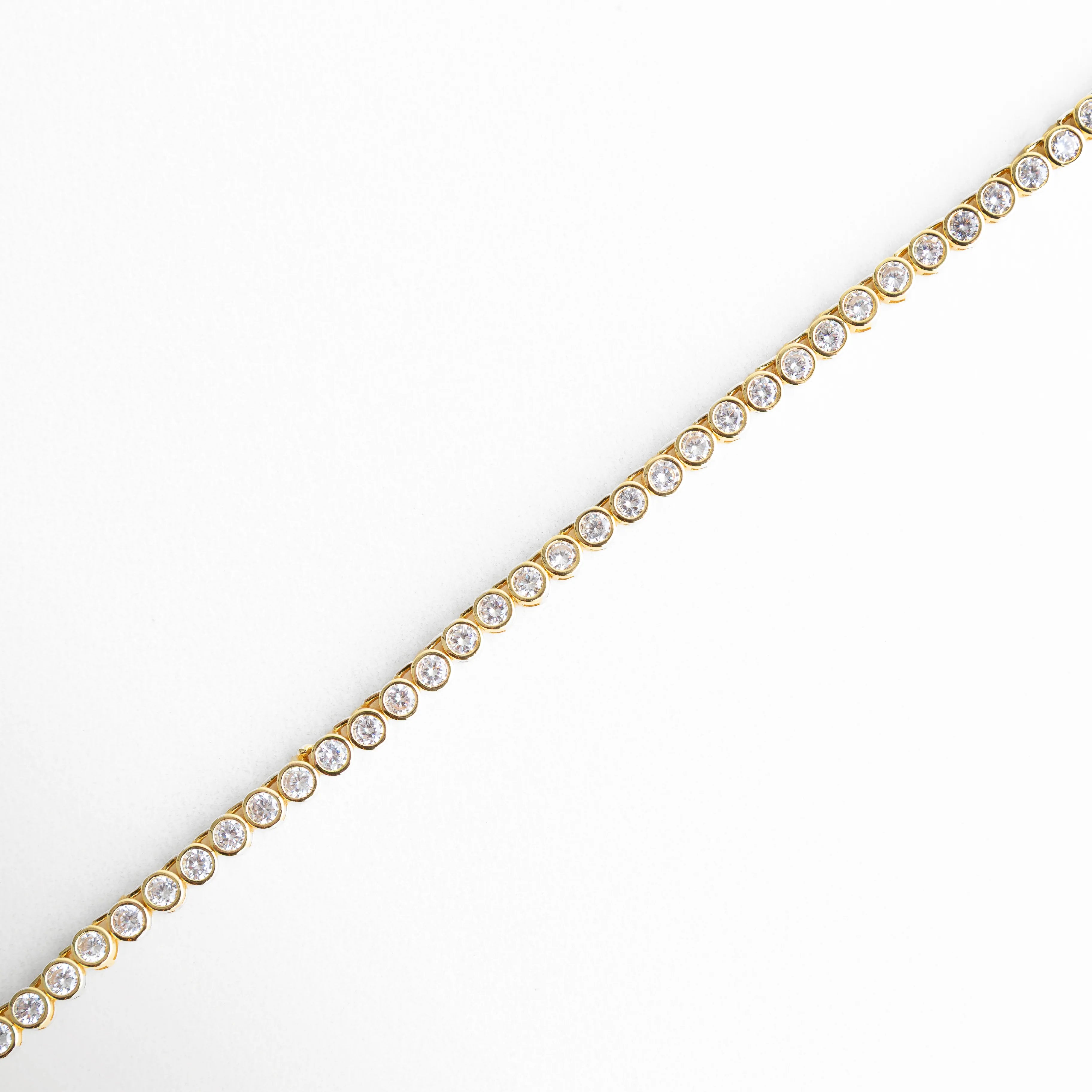 Collar dorado con zirconias brillantes en diseño fino y elegante, Collar Golden Rodas con piedras zirconia y acabado en oro 18K, Collar delgado dorado con fila continua de zirconias, Collar elegante con diseño minimalista y brillo sofisticado, Collar dorado con incrustaciones brillantes y estilo delicado