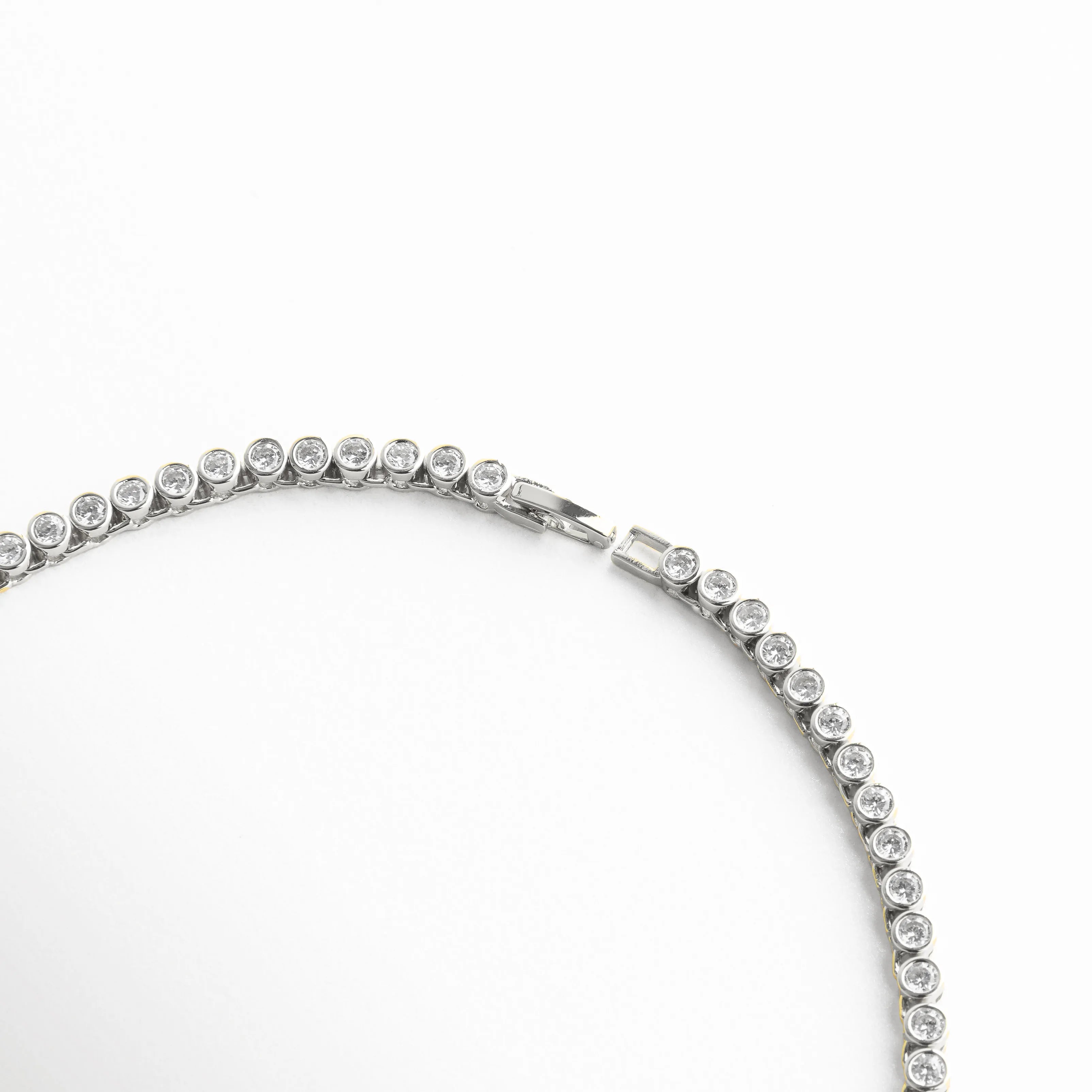 Detalle de zirconias en collar Silver Rodas mostrando brillo y corte fino en acabado oro blanco, Close-up de collar tipo tenis con incrustaciones de zirconia perfectamente alineadas, Acercamiento de piedras zirconia en collar elegante con acabado pulido de alta calidad, Detalle macro de collar con zirconias brillantes sobre base de cobre enchapado, Vista cercana de engaste de zirconias en collar fino con diseño sofisticado