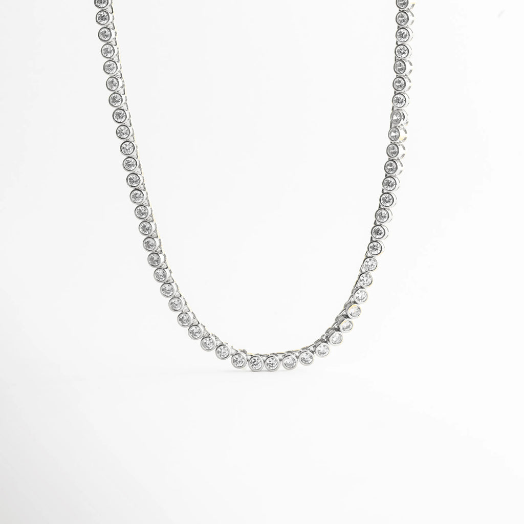 Collar Silver Rodas colgado en forma de U con zirconias brillantes y acabado elegante, Vista frontal de collar tipo tenis de 40 cm con caída natural y brillo uniforme, Collar con zirconias en forma curva mostrando diseño delicado y sofisticado, Joyería fina tipo collar tenis con incrustaciones de zirconia en presentación colgante, Collar elegante con caída ligera y piedras brillantes en acabado oro blanco