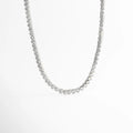 Collar Silver Rodas colgado en forma de U con zirconias brillantes y acabado elegante, Vista frontal de collar tipo tenis de 40 cm con caída natural y brillo uniforme, Collar con zirconias en forma curva mostrando diseño delicado y sofisticado, Joyería fina tipo collar tenis con incrustaciones de zirconia en presentación colgante, Collar elegante con caída ligera y piedras brillantes en acabado oro blanco