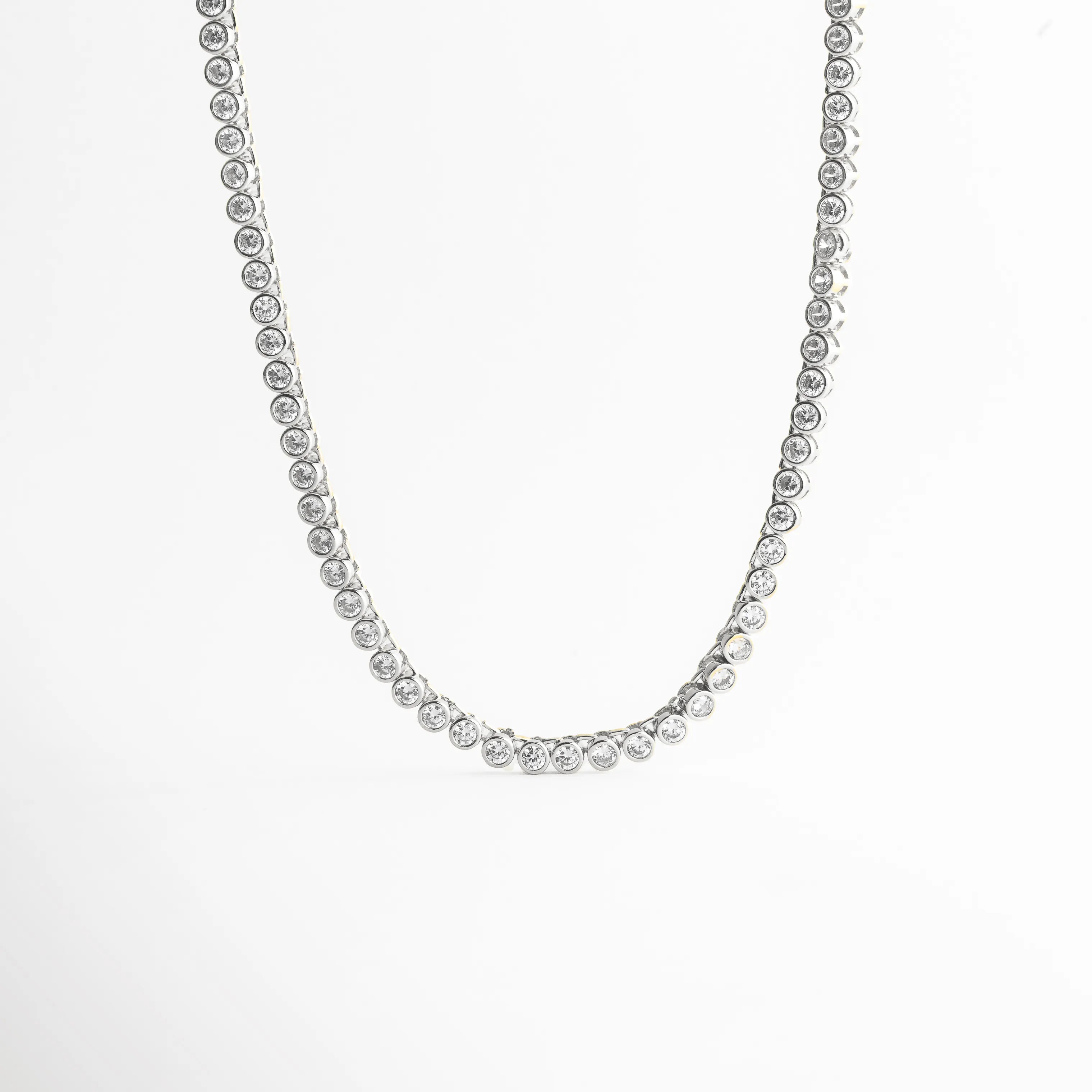 Collar Silver Rodas colgado en forma de U con zirconias brillantes y acabado elegante, Vista frontal de collar tipo tenis de 40 cm con caída natural y brillo uniforme, Collar con zirconias en forma curva mostrando diseño delicado y sofisticado, Joyería fina tipo collar tenis con incrustaciones de zirconia en presentación colgante, Collar elegante con caída ligera y piedras brillantes en acabado oro blanco
