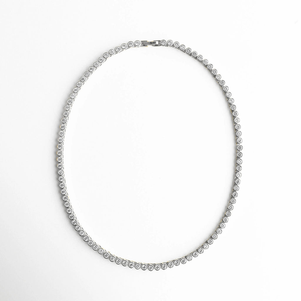 Collar Silver Rodas en forma circular completa con zirconias brillantes y diseño clásico, Vista completa de collar tipo tenis con incrustaciones de zirconia en todo el contorno, Collar cerrado mostrando continuidad de piedras zirconia en acabado brillante, Diseño completo de collar elegante con zirconias sobre base de cobre enchapado, Collar fino circular con brillo uniforme ideal para looks sofisticados