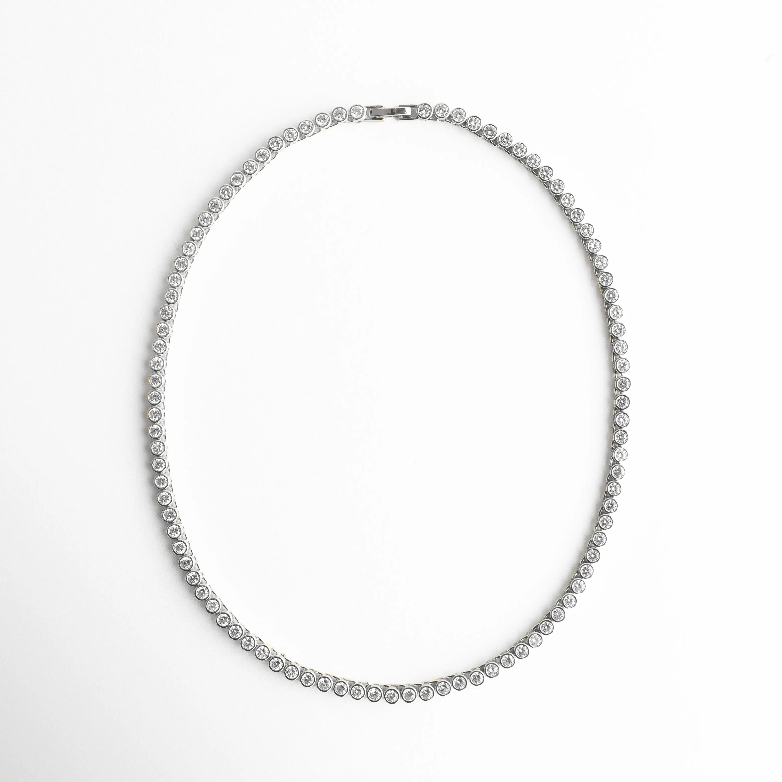 Collar Silver Rodas en forma circular completa con zirconias brillantes y diseño clásico, Vista completa de collar tipo tenis con incrustaciones de zirconia en todo el contorno, Collar cerrado mostrando continuidad de piedras zirconia en acabado brillante, Diseño completo de collar elegante con zirconias sobre base de cobre enchapado, Collar fino circular con brillo uniforme ideal para looks sofisticados