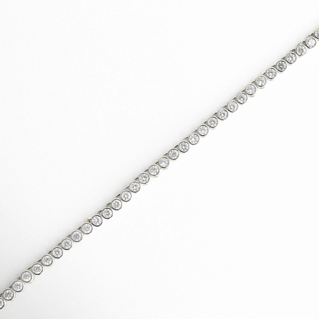 Collar Silver Rodas con zirconias en línea colocado en diagonal sobre fondo blanco, acabado oro blanco 18K, Collar tipo tenis con incrustaciones de zirconia en disposición diagonal, diseño elegante y brillante, Vista amplia de collar fino con zirconias alineadas, estilo minimalista en tono plata brillante, Collar delicado con piedras zirconia sobre base de cobre, presentado en ángulo diagonal, Diseño de collar Silver Rodas con brillo uniforme de zirconias sobre superficie clara