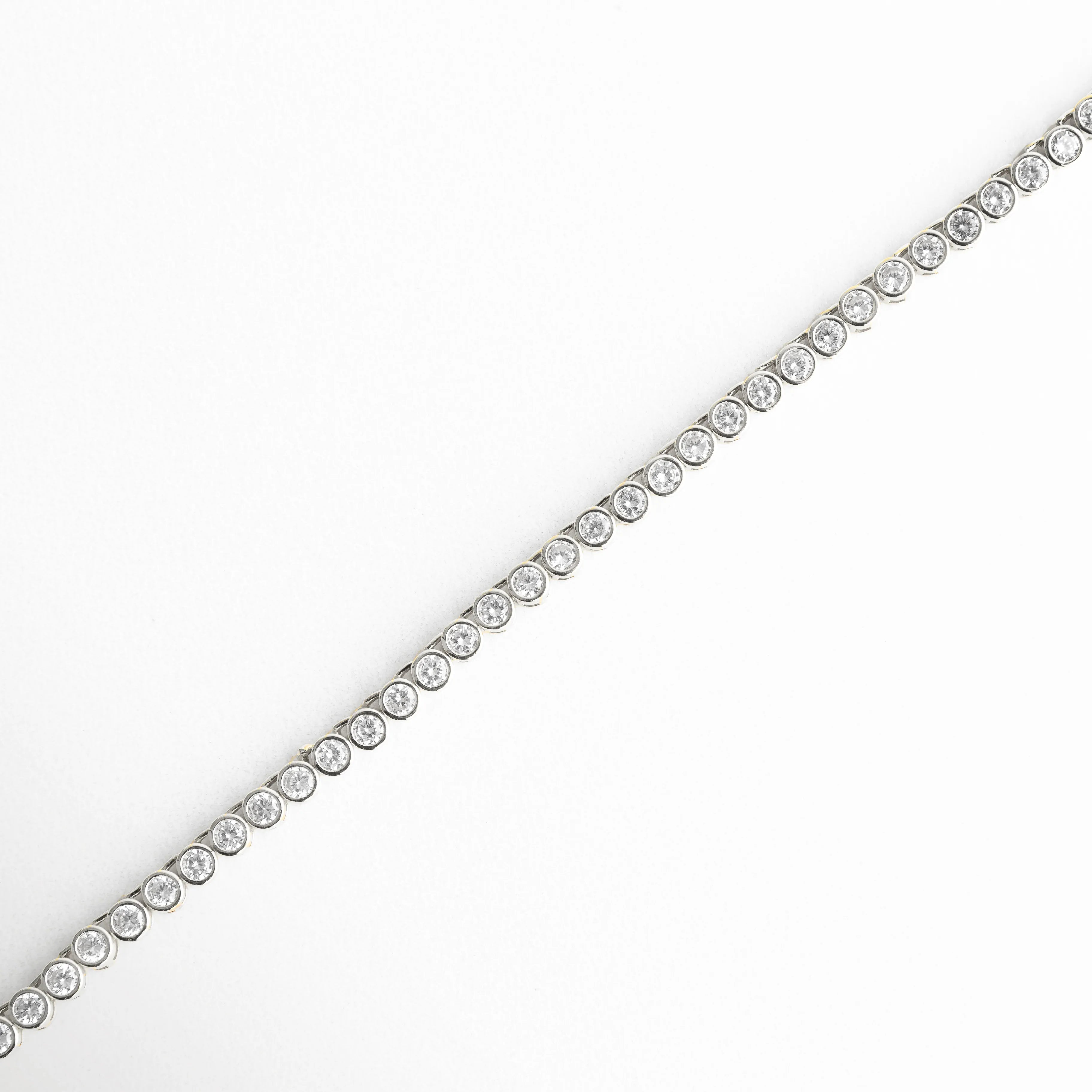 Collar Silver Rodas con zirconias en línea colocado en diagonal sobre fondo blanco, acabado oro blanco 18K, Collar tipo tenis con incrustaciones de zirconia en disposición diagonal, diseño elegante y brillante, Vista amplia de collar fino con zirconias alineadas, estilo minimalista en tono plata brillante, Collar delicado con piedras zirconia sobre base de cobre, presentado en ángulo diagonal, Diseño de collar Silver Rodas con brillo uniforme de zirconias sobre superficie clara