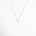 Collar solitario de Plata 925 con baño de oro y una brillante piedra de zirconia central, Collar fino dorado con dije de "punto de luz" en zirconia cúbica transparente, Vista detallada de collar minimalista con cristal brillante y cadena de plata dorada, Joyería clásica: collar de un solo brillante con acabado en oro sobre plata de ley, Colgante solitario redondo de zirconia con cadena delgada, estilo "delicate gold necklace.
