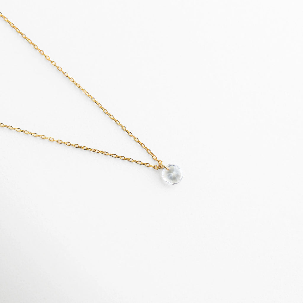 Vista del broche de reasa y cadena ajustable para collar solitario de plata 925, Detalle técnico del sistema de cierre seguro en gargantilla dorada con punto de luz, Cadena de extensión de joyería fina que permite ajustar el largo del collar solitario, Acabado pulido del cierre y eslabones en collar de plata con baño de oro, Reverso de la cadena delgada resaltando la calidad del enchapado y la seguridad del broche.