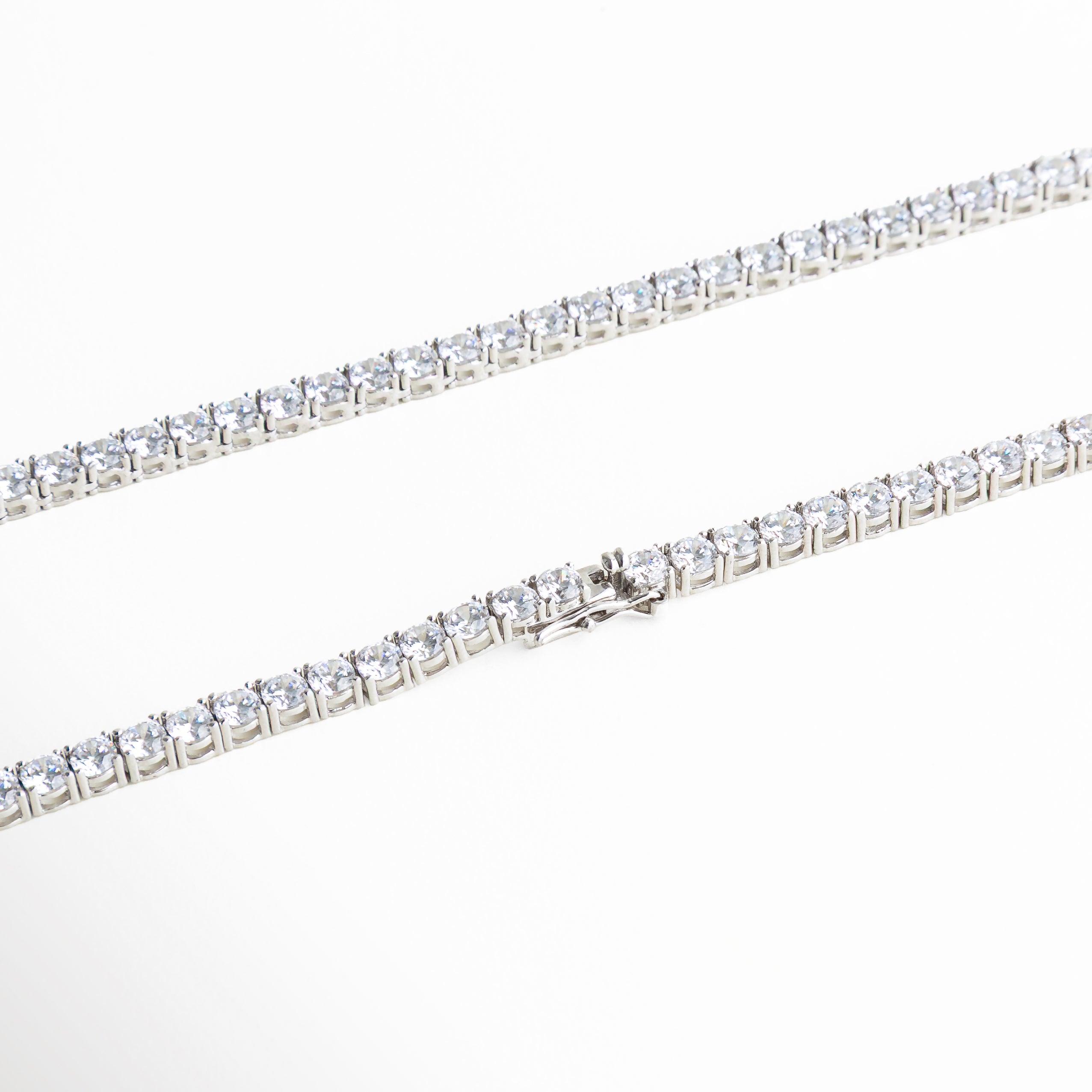 collar tennis detalle piedras, collar de brillo continuo, joyería elegante, collar plateado moderno, accesorios sofisticados mujer