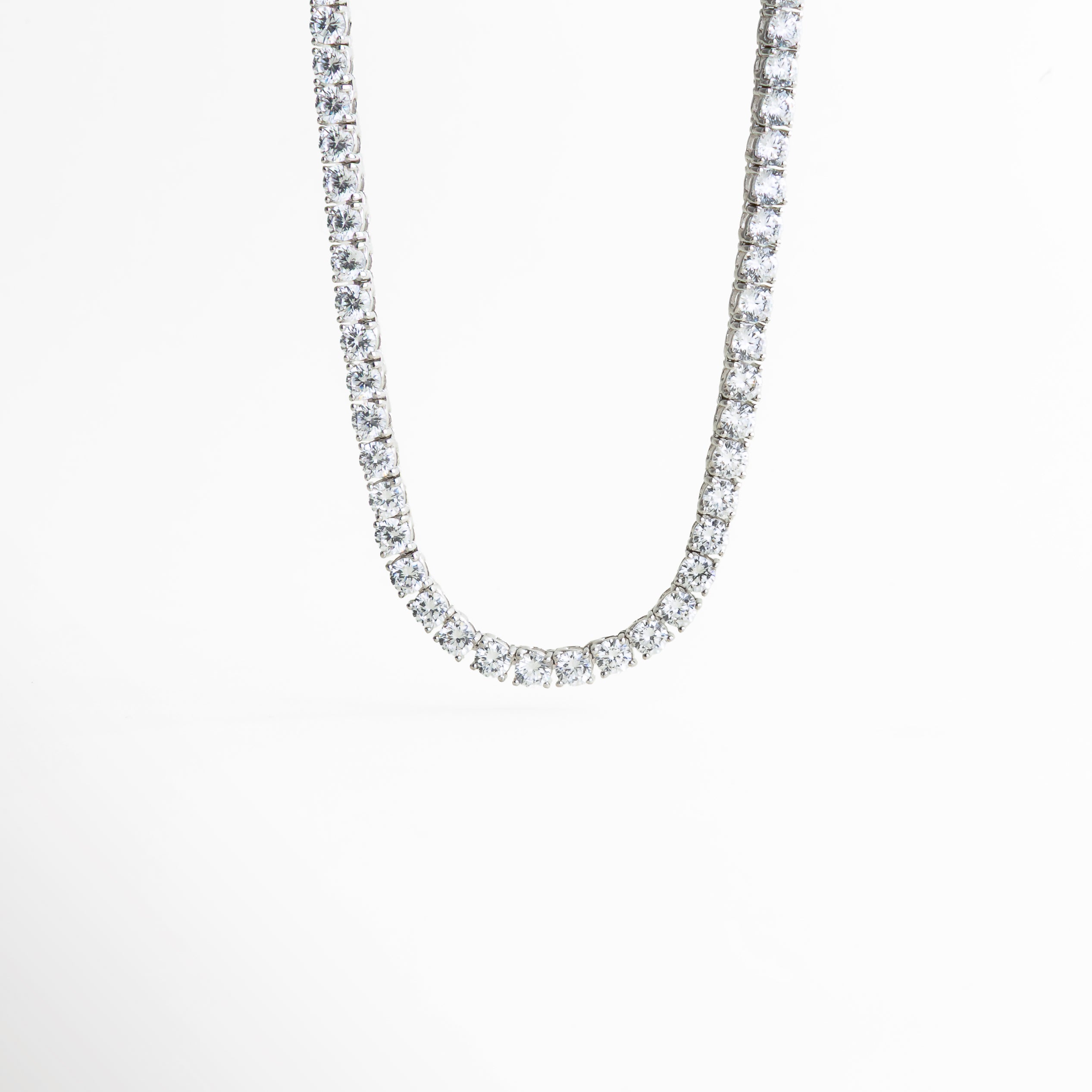 collar tennis plateado, collar de zirconias plateado, collar elegante mujer, joyería plateada sofisticada, collar clásico, collar brillante, joyería atemporal