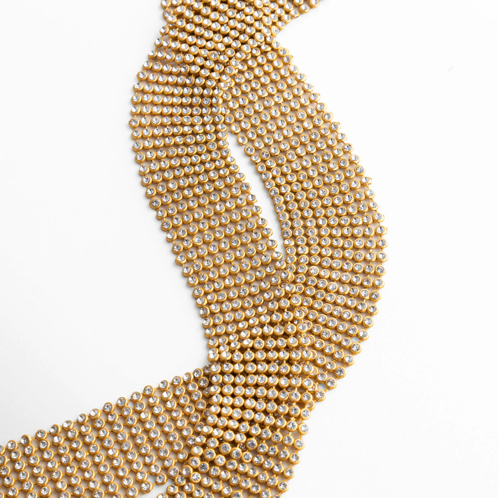 caída fluida de collar dorado tipo corbata
diseño flexible de collar de malla dorada elegante
movimiento de collar statement dorado alargado
forma orgánica de collar tipo corbatín moderno
collar largo dorado con estructura suave