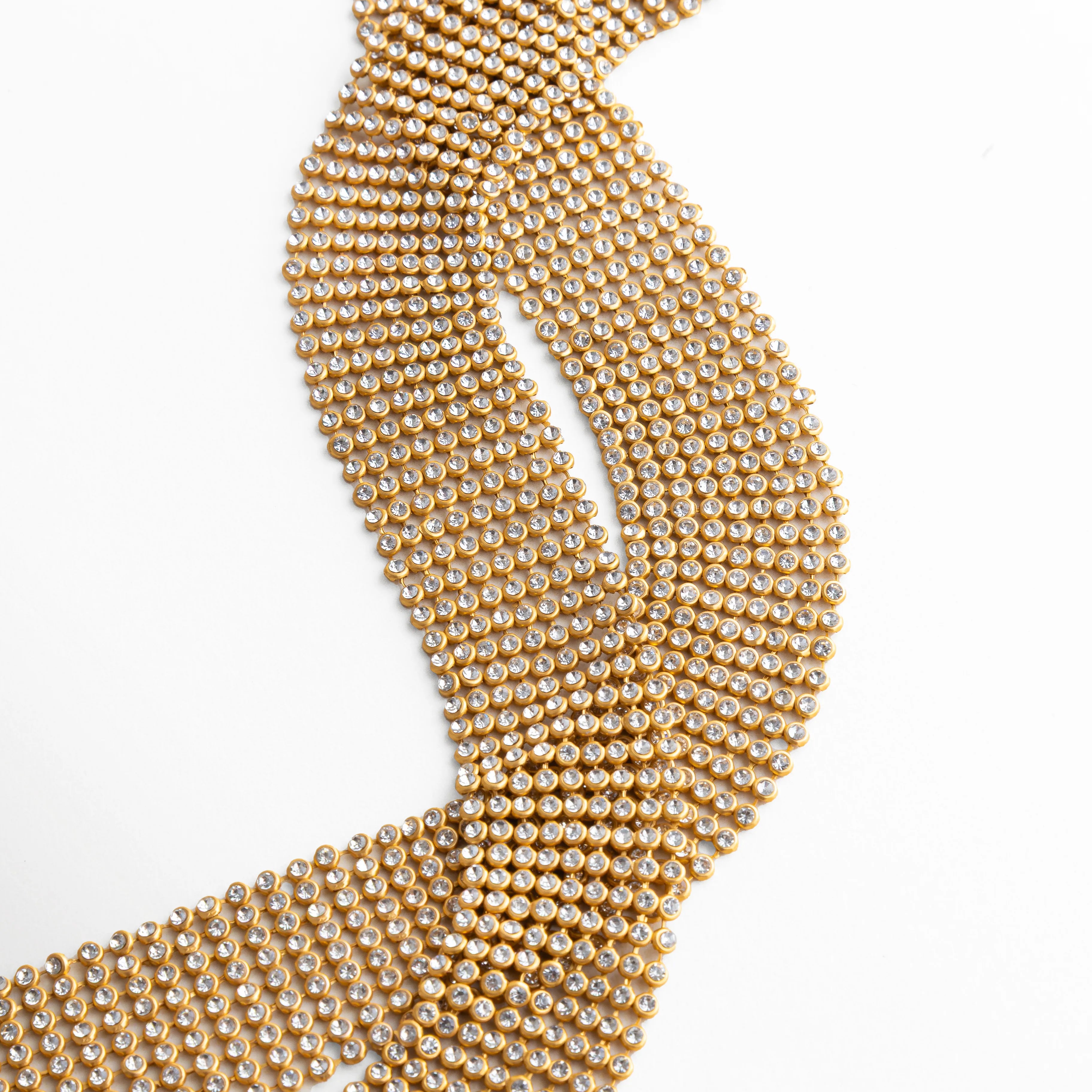 caída fluida de collar dorado tipo corbata
diseño flexible de collar de malla dorada elegante
movimiento de collar statement dorado alargado
forma orgánica de collar tipo corbatín moderno
collar largo dorado con estructura suave