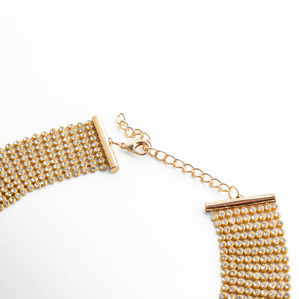 broche de collar dorado con cadena de extensión
cierre tipo langosta en collar statement dorado
detalle de ajuste en collar tipo corbatín dorado
sistema de cierre en collar de malla dorada
extensión ajustable en collar dorado elegante