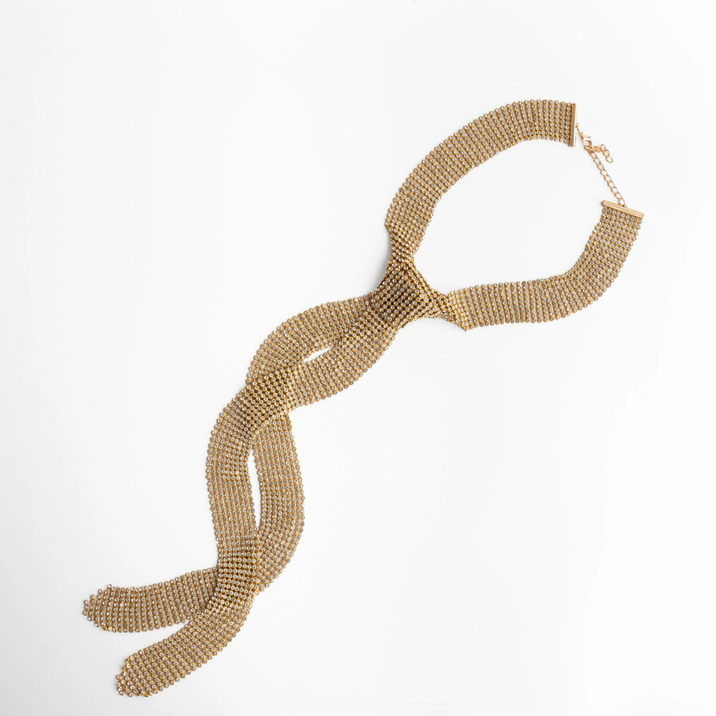 collar dorado tipo corbatín de malla statement
collar estilo corbata dorado elegante y moderno
collar largo dorado con caída tipo corbatín
collar statement dorado con diseño fluido tipo corbata
collar de malla dorada con caída al frente elegante